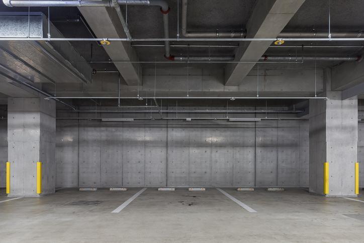 Trzy miejsca parkingowe w garażu podziemnym